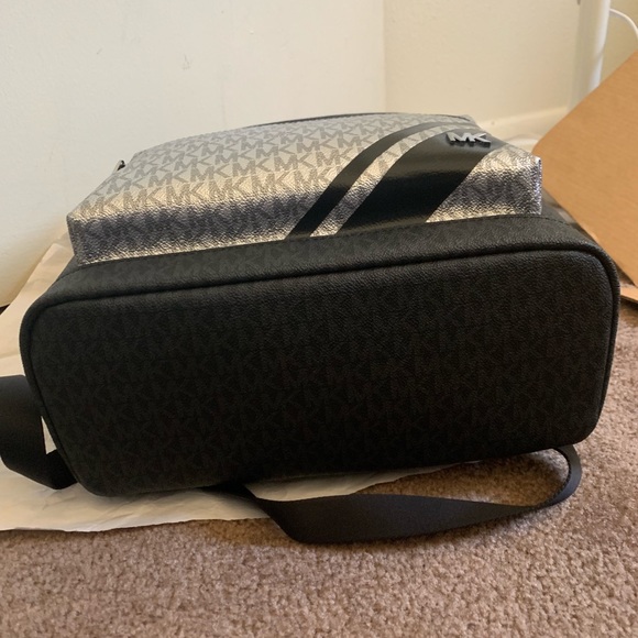 Michael Kors jet set backpack for men - Picture 5 of 7